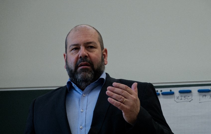 Abbildung 1 : Lorenzetti während eines Klassenbesuchs ; Foto: Melinda Widler